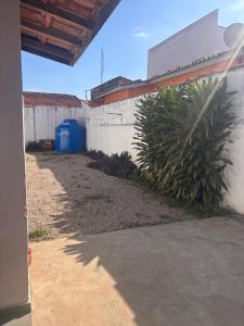 a fence with a plant next to a wall at Casa com alojamento, para até 19 pessoas in Itu