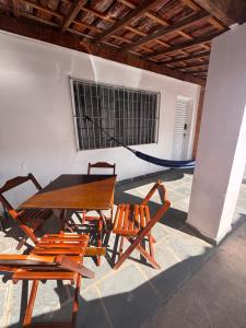 a table and chairs and a hammock in a room at Casa com alojamento, para até 19 pessoas in Itu