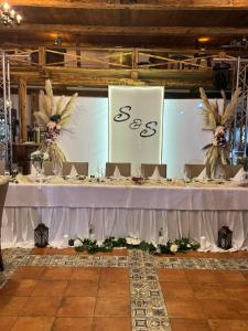 a table with flowers and a sign that says ses at Třebovický mlýn in Ostrava +62 photos