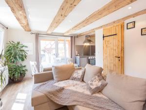 ein Wohnzimmer mit einem Sofa und einer Küche in der Unterkunft Les Granges De Jadis d'Alsace in Holtzwihr