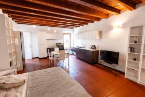 a large room with a kitchen and a living room at Borghetto Lake House in Valeggio sul Mincio