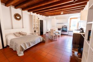 a large bedroom with a bed and a kitchen at Borghetto Lake House in Valeggio sul Mincio
