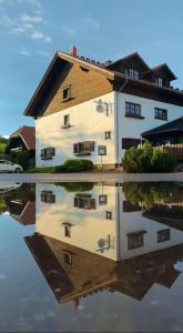 a reflection of a building in a body of water at JOHN'S Pension in Saarwellingen