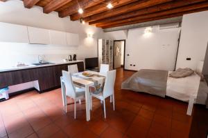 a kitchen and a bedroom with a table and chairs at Borghetto Lake House in Valeggio sul Mincio