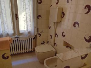 a bathroom with a toilet and a sink at Guest House Soma Montecchio in Montecchio Emilia