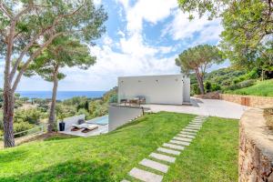 a garden with a view of the ocean at Moddissi Charme camere in Trappola