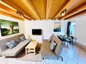 a living room with a couch and a table at Ferienwohnung Südtor in Geisingen