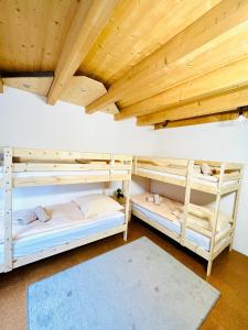 two bunk beds in a room with wooden ceilings at Ferienwohnung Südtor in Geisingen
