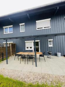 a patio with a table and chairs in front of a building at Ferienwohnung Südtor in Geisingen