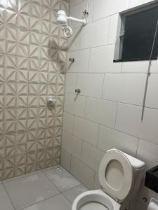 a bathroom with a toilet and a shower at Aconchego e conforto in Bom Jesus da Lapa