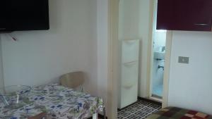 ein kleines Zimmer mit einem kleinen Tisch und einem Badezimmer. in der Unterkunft BILOCALE Villa Gioello in Cesenatico