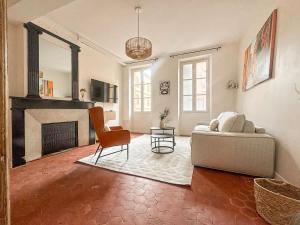 a living room with a couch and a fireplace at Le Régent - Perpignan city center in Perpignan