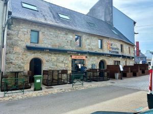 a stone building on the side of a street at Ty Neel - central - Wi-Fi in Crozon