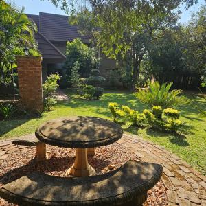 a table in the middle of a garden at The Olive Room in Kampersrus AH
