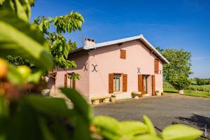 a pink house with a driveway in front of it at L'instant ROSE - Escapade Champêtre in Grazac