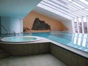 a large swimming pool with a large tub in a building at Haus Trafalgar App 255 in Cuxhaven
