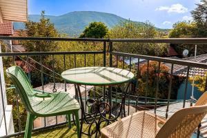 a table and chairs on a balcony with a view at אצל ירדנה- מתחם אירוח כפרי ענק למשפחות in Sifsufa