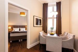 a hotel room with a bed and a table and chairs at Arabel Design Apartments in Berlin