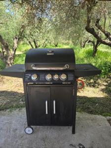 a barbecue grill with a black top on a table at Olive garden cottage, Krines in Vélon