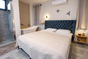 a bedroom with a bed and a bath tub at אצל ירדנה- מתחם אירוח כפרי ענק למשפחות in Sifsufa