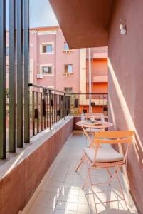 a balcony with two chairs and a table at Le Balcon Bohème des Golfs in Marrakesh