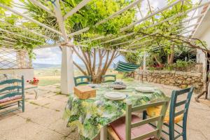 a table in a greenhouse with a table and chairs at Rai's Private Apt 3 - Panorama & Relax in Stazione Olbia
