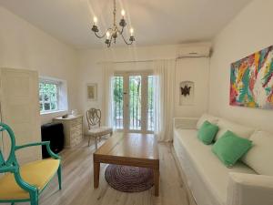 a living room with a couch and a table at Mi petit Paraiso in San Isidro