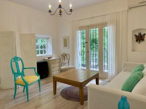 a living room with a table and a couch at Mi petit Paraiso in San Isidro