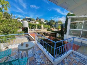 a balcony of a house with a table and chairs at Mi petit Paraiso in San Isidro