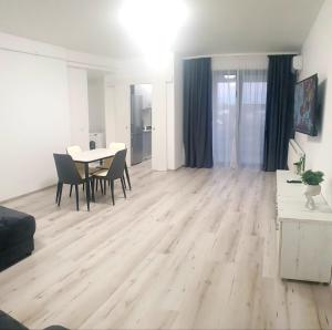 a living room with a table and a dining room at Studio zona centrala in Craiova