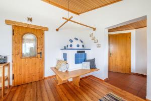 a living room with a bench and a door at Kesslerhütte Planai - by myNests in Schladming
