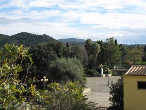 サン・ヴィートにあるCasa Vacanze San Vitoの木々や山々のある公園の景色