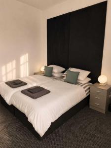 a bedroom with a large bed with towels on it at GuestReady - The Hangman in Liverpool +6 photos