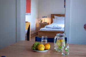 a table with a bowl of fruit and a bed at Reethaus Beusloe II in Beusloe
