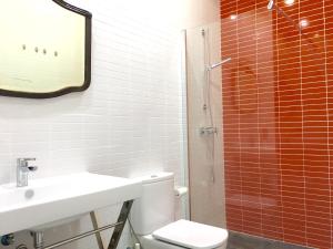 セビリアにあるCasas de Sevilla - Apartamento Puente de Trianaのバスルーム(トイレ、洗面台、シャワー付)