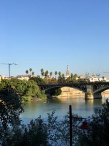 セビリアにあるCasas de Sevilla - Apartamento Puente de Trianaの川橋