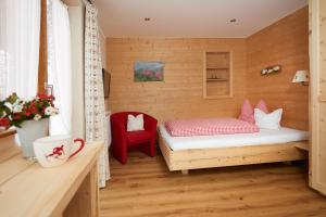 Posteľ alebo postele v izbe v ubytovaní Biohotel Walserstuba
