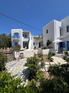 a view of a row of white houses at Mouras studios in Livadi Astypalaias