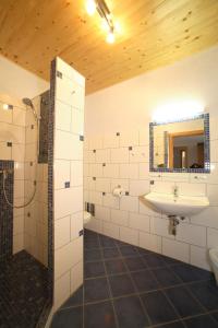 uma casa de banho com um lavatório e um espelho em Weinbauernhof Vier Jahreszeiten em Staatz