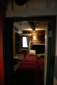 Tempat tidur dalam kamar di Linkkumylly Cottages