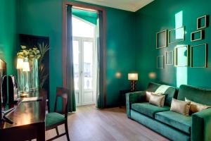 Uma área de estar em Hotel Inglaterra - Charme & Boutique