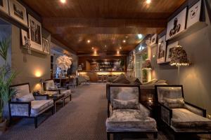 Uma área de estar em Hotel Inglaterra - Charme & Boutique