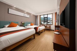 Gulta vai gultas numurā naktsmītnē Lissen Hotel -5 min to Forest Park East Gate & Tour Tickets-Butler-recommended travel routes