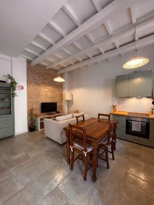 a kitchen and living room with a wooden table at Casa Virginia in Torrenieri