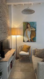 a living room with a couch and a painting on the wall at Casa Virginia in Torrenieri