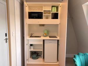 a cupboard with a kitchen in a room at Seven Paddington in London +16 photos