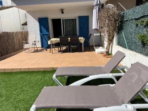 a backyard with chairs and a table and a patio at Breda 4a in Torroella de Montgrí