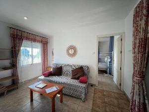 a living room with a couch and a table at Casa Buckingham 27b in Torroella de Montgrí