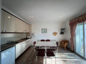a kitchen with a table and chairs in a room at Casa Buckingham 27b in Torroella de Montgrí