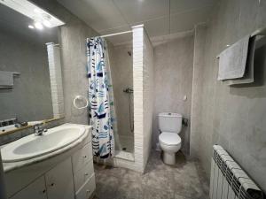 a bathroom with a sink and a toilet and a shower at Casa Buckingham 27b in Torroella de Montgrí